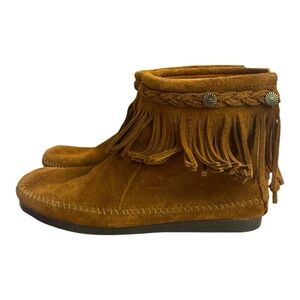 Minnetonka Hi-Top Fringe Back Zip
Moccasin Boots 8